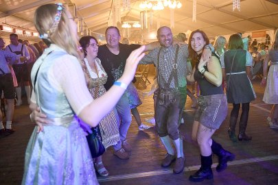 Stimmung bei Oktoberfest in Holtland steigt - Bild 37