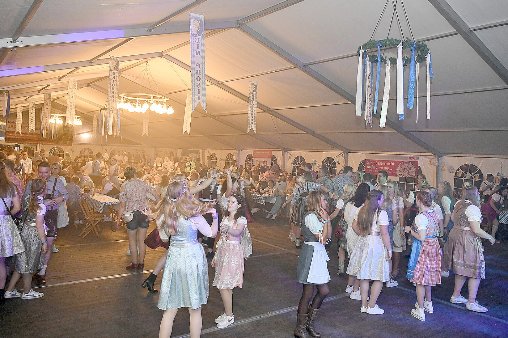 Stimmung bei Oktoberfest in Holtland steigt - Bild 39