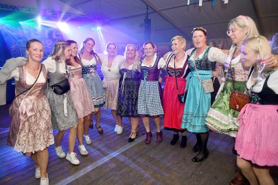 Stimmung bei Oktoberfest in Holtland steigt - Bild 43