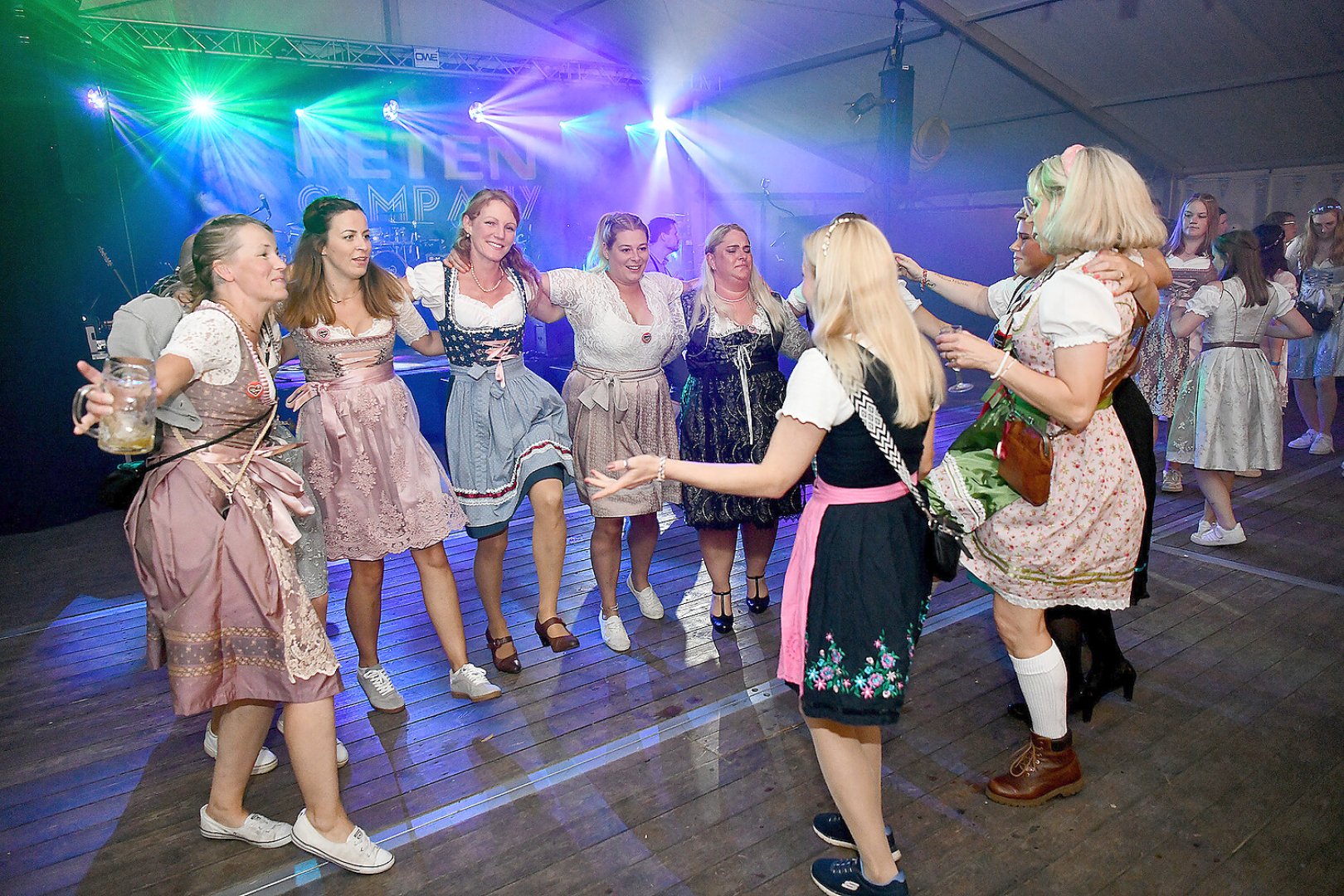 Stimmung bei Oktoberfest in Holtland steigt - Bild 45