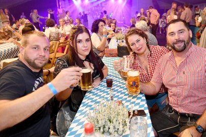 Stimmung bei Oktoberfest in Holtland steigt - Bild 50