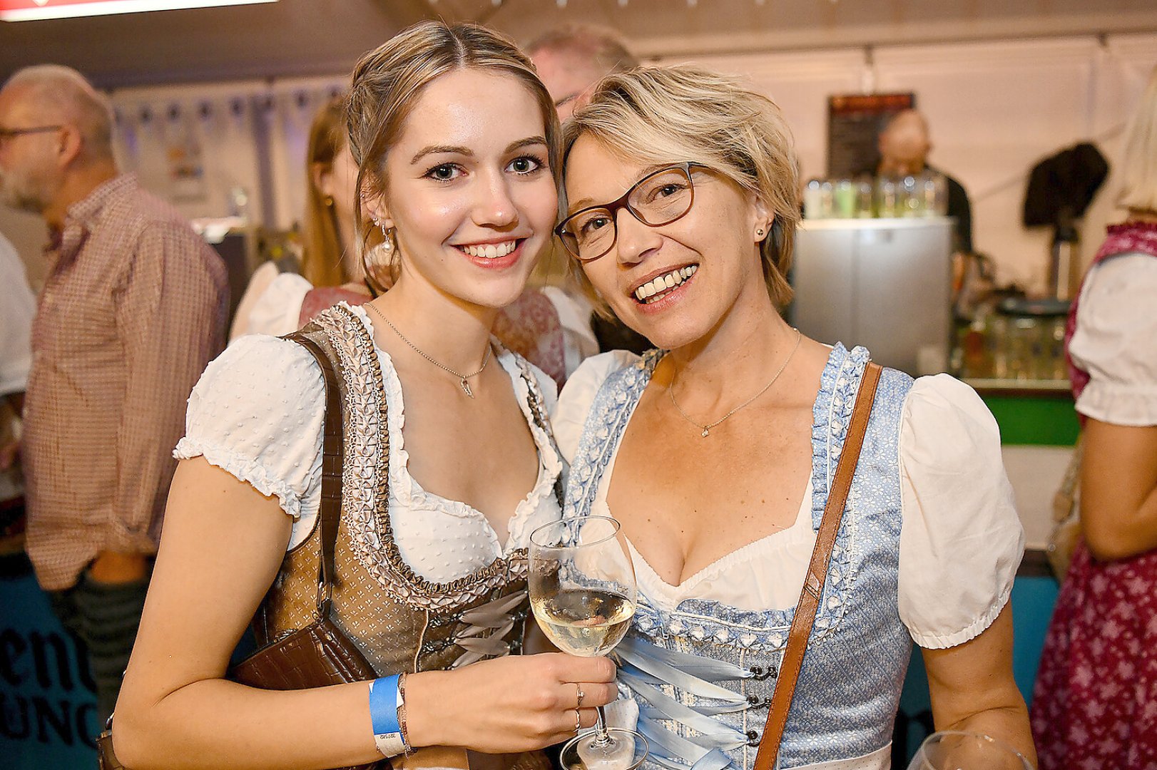 Stimmung bei Oktoberfest in Holtland steigt - Bild 52