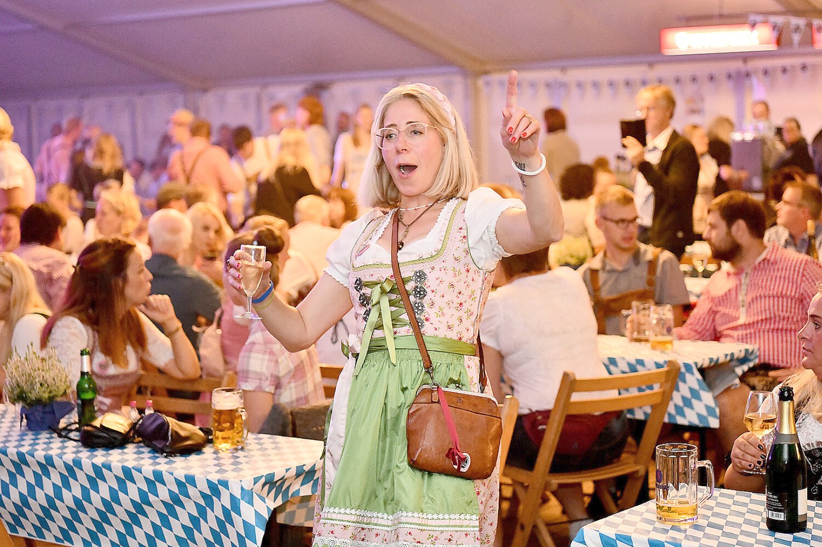 Stimmung bei Oktoberfest in Holtland steigt - Bild 53