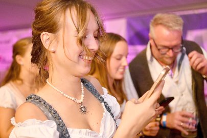 Stimmung bei Oktoberfest in Holtland steigt - Bild 54