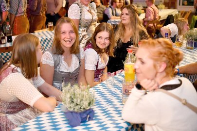 Stimmung bei Oktoberfest in Holtland steigt - Bild 58