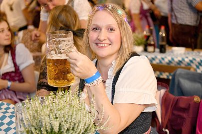 Stimmung bei Oktoberfest in Holtland steigt - Bild 59