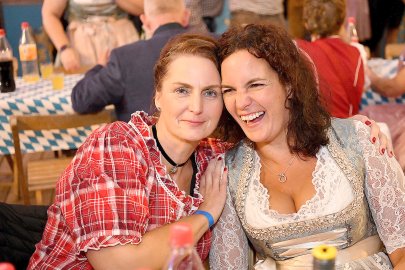 Stimmung bei Oktoberfest in Holtland steigt - Bild 60