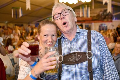 Stimmung bei Oktoberfest in Holtland steigt - Bild 63