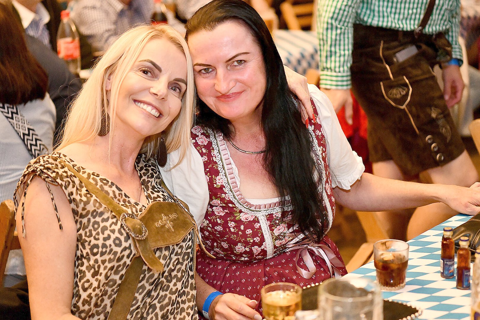 Stimmung bei Oktoberfest in Holtland steigt - Bild 66