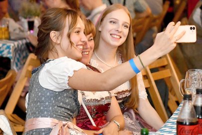 Stimmung bei Oktoberfest in Holtland steigt - Bild 72