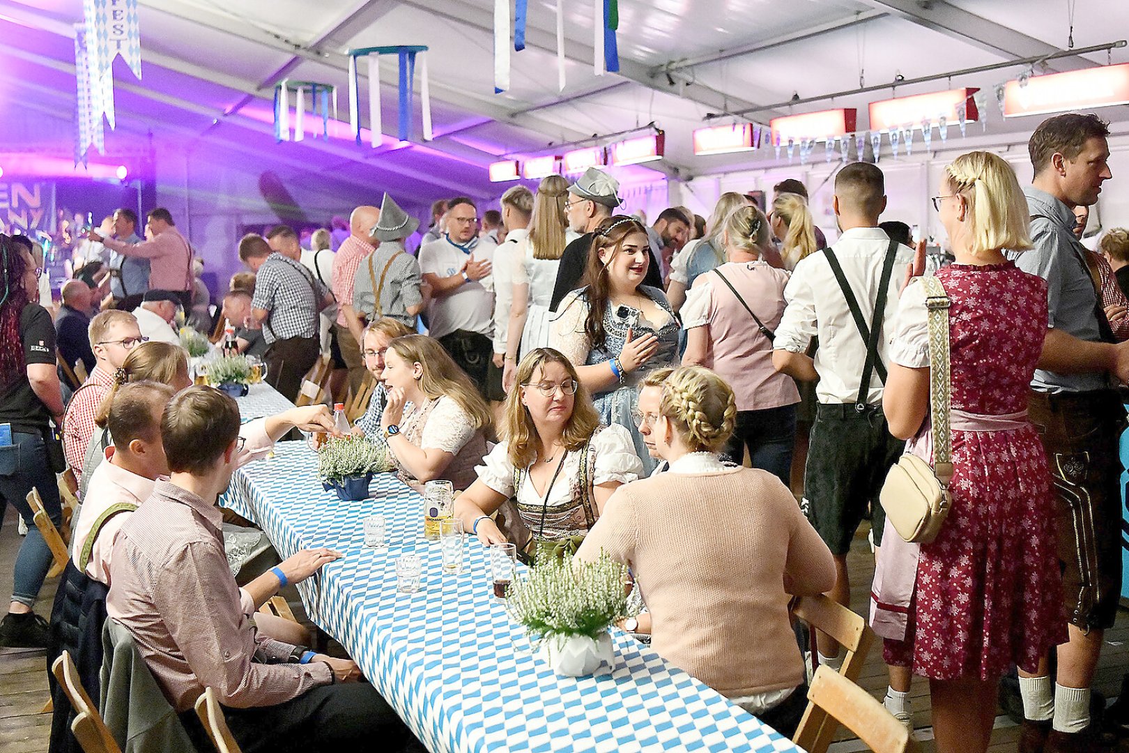 Stimmung bei Oktoberfest in Holtland steigt - Bild 76