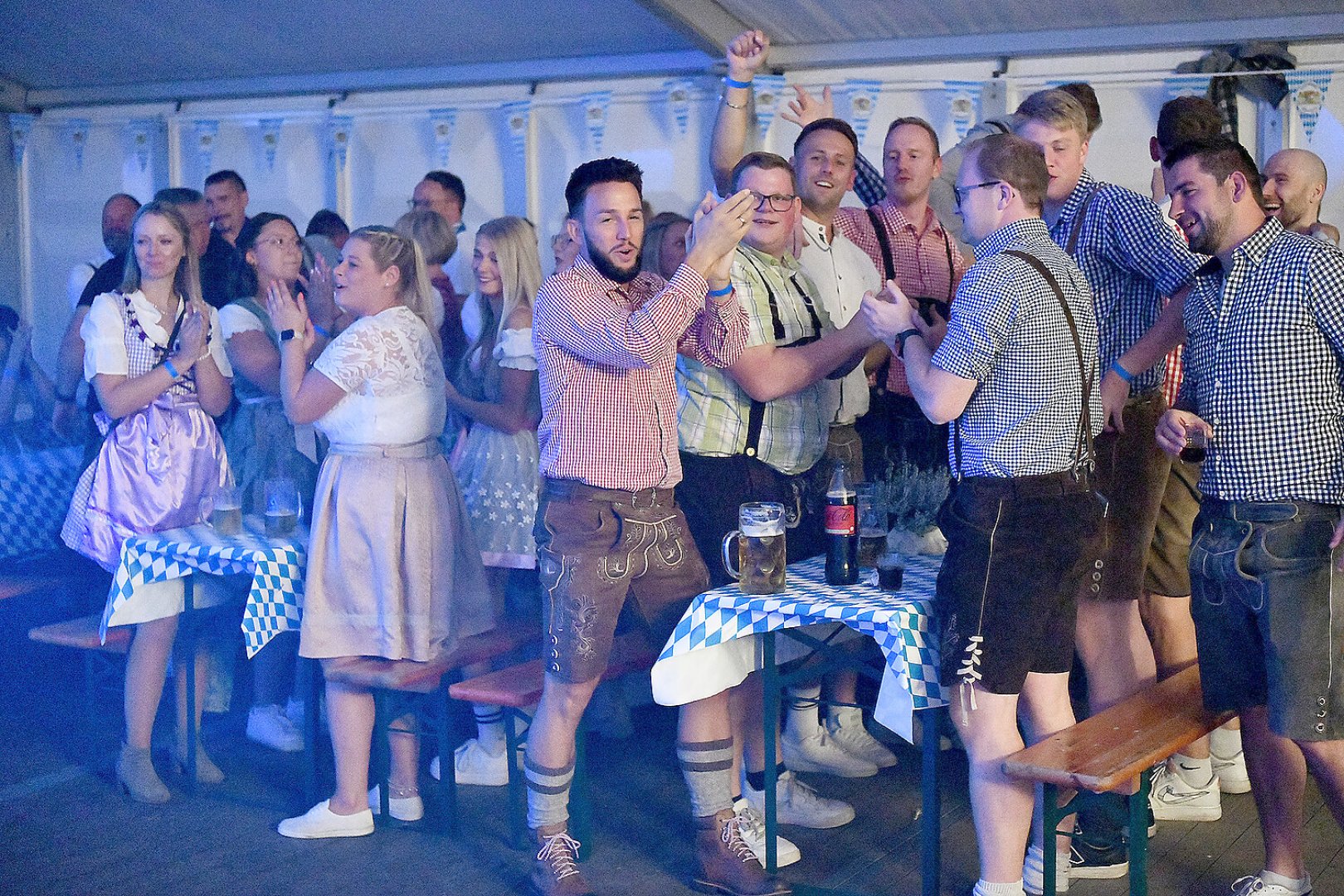 Stimmung bei Oktoberfest in Holtland steigt - Bild 77