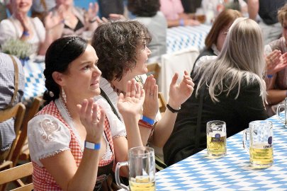 Stimmung bei Oktoberfest in Holtland steigt - Bild 78