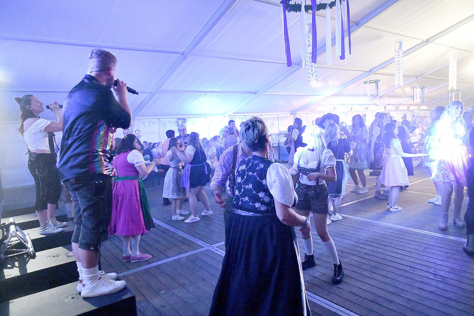 Stimmung bei Oktoberfest in Holtland steigt - Bild 81