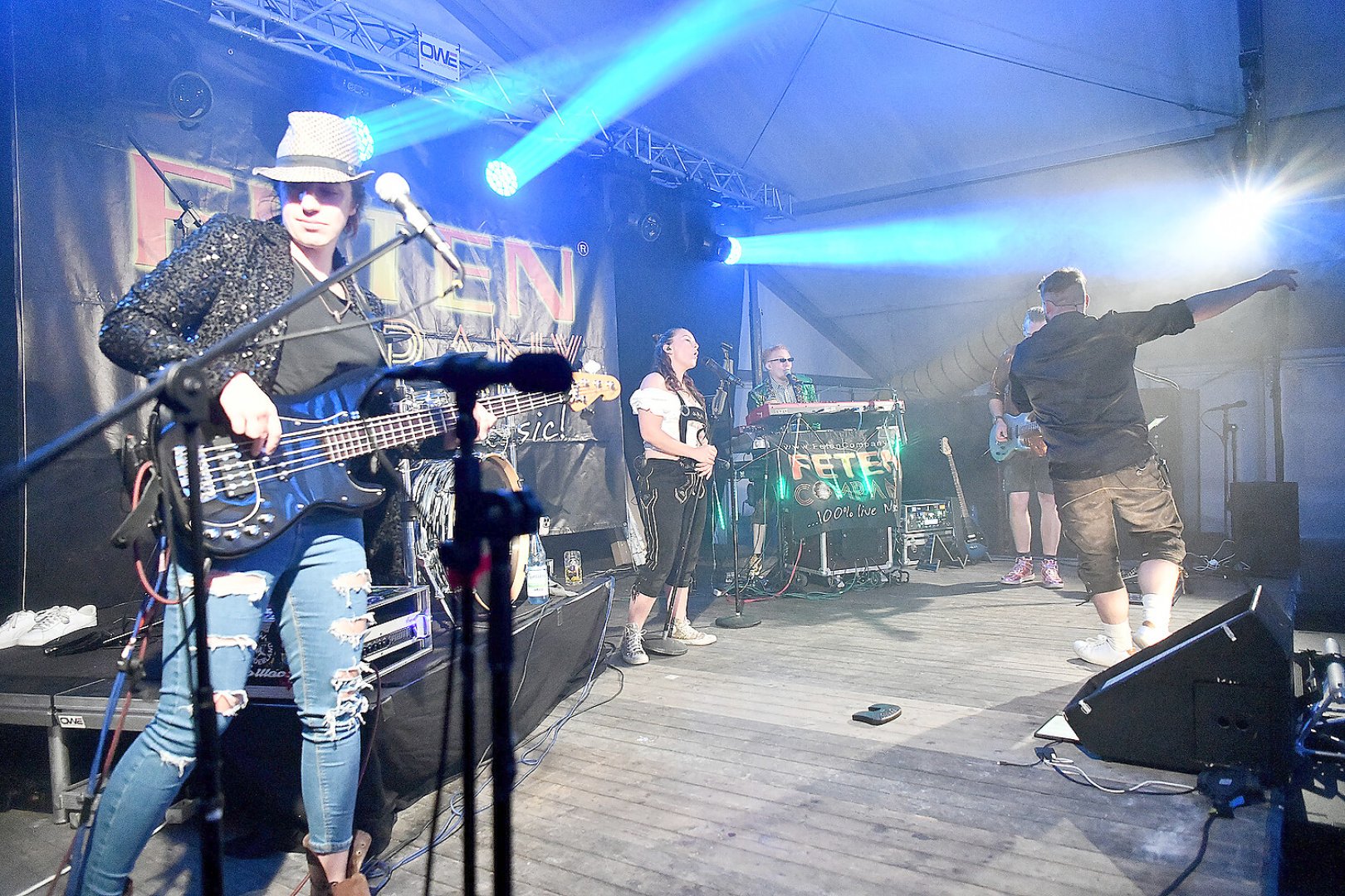 Stimmung bei Oktoberfest in Holtland steigt - Bild 82