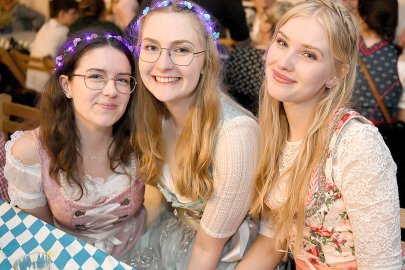 Stimmung bei Oktoberfest in Holtland steigt - Bild 91