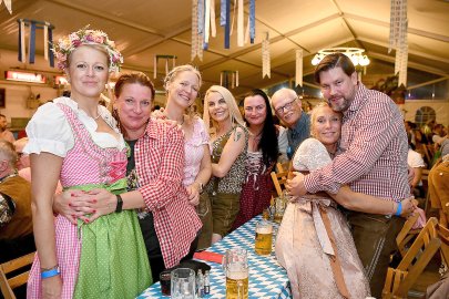 Stimmung bei Oktoberfest in Holtland steigt - Bild 93