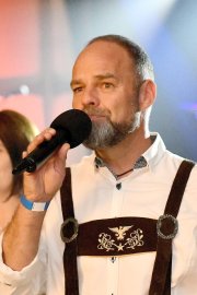 Stimmung bei Oktoberfest in Holtland steigt - Bild 96