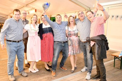 Stimmung bei Oktoberfest in Holtland steigt - Bild 97