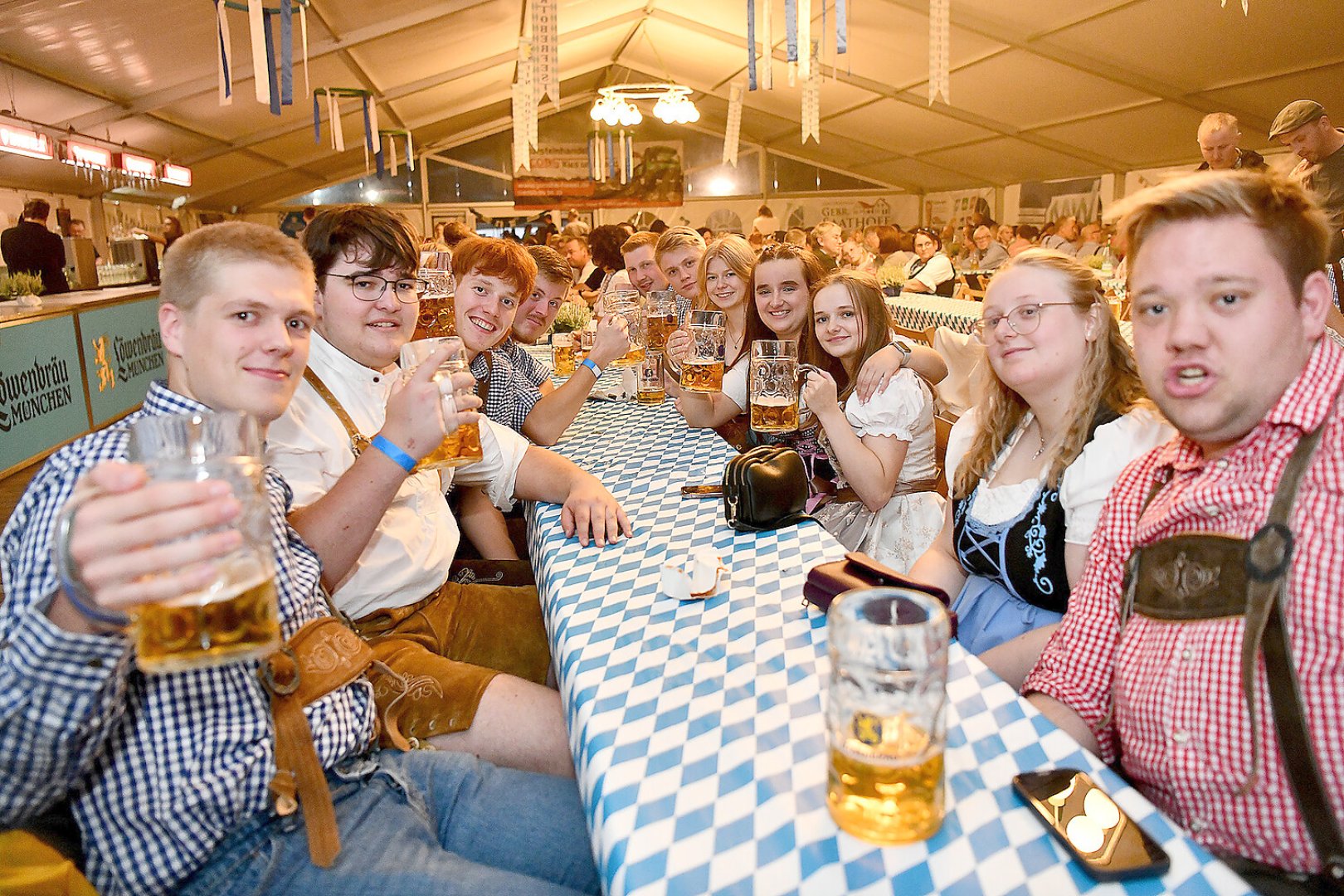 Stimmung bei Oktoberfest in Holtland steigt - Bild 99