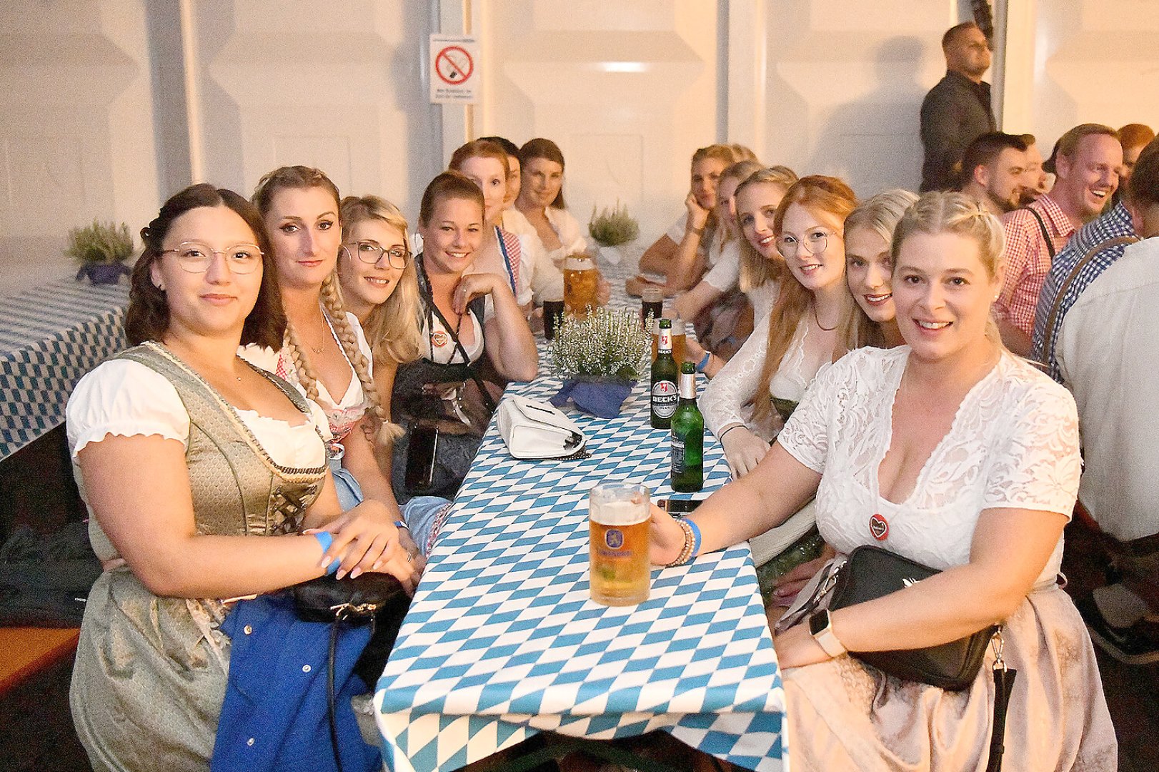 Stimmung bei Oktoberfest in Holtland steigt - Bild 103