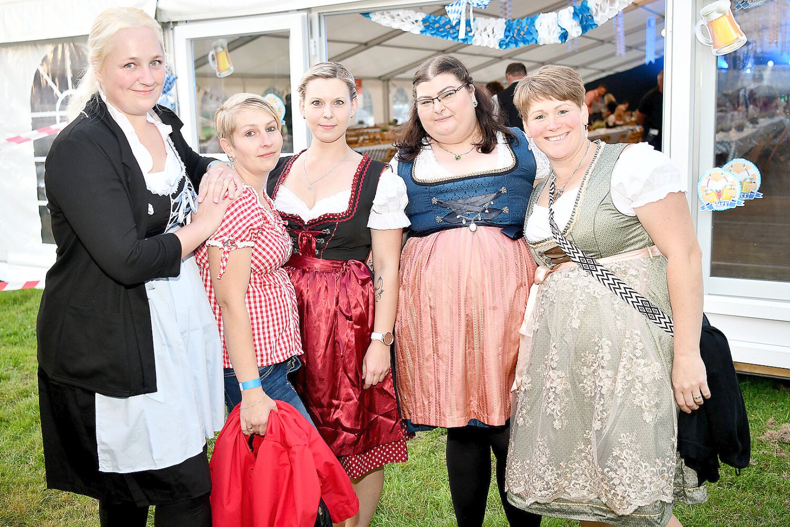 Stimmung bei Oktoberfest in Holtland steigt - Bild 107