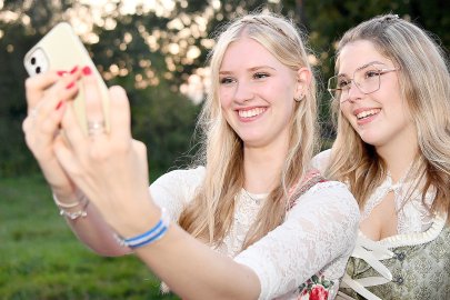 Stimmung bei Oktoberfest in Holtland steigt - Bild 110