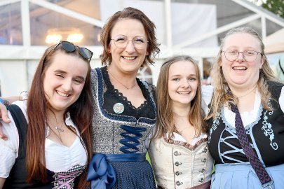 Stimmung bei Oktoberfest in Holtland steigt - Bild 112