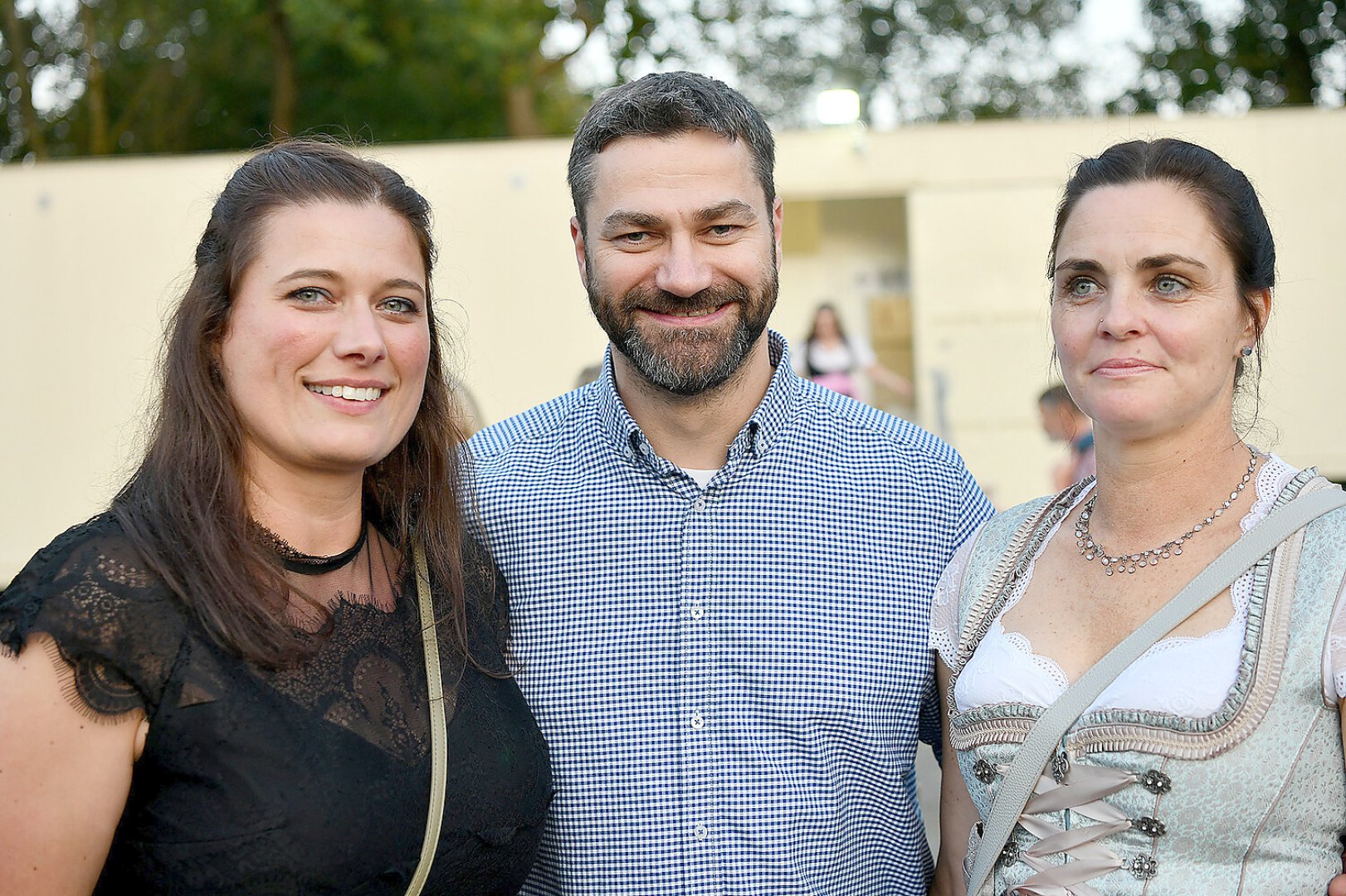 Stimmung bei Oktoberfest in Holtland steigt - Bild 113