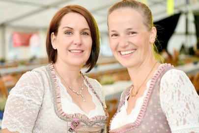 Stimmung bei Oktoberfest in Holtland steigt - Bild 117