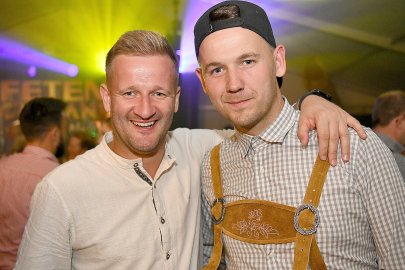 Stimmung bei Oktoberfest in Holtland steigt - Bild 121