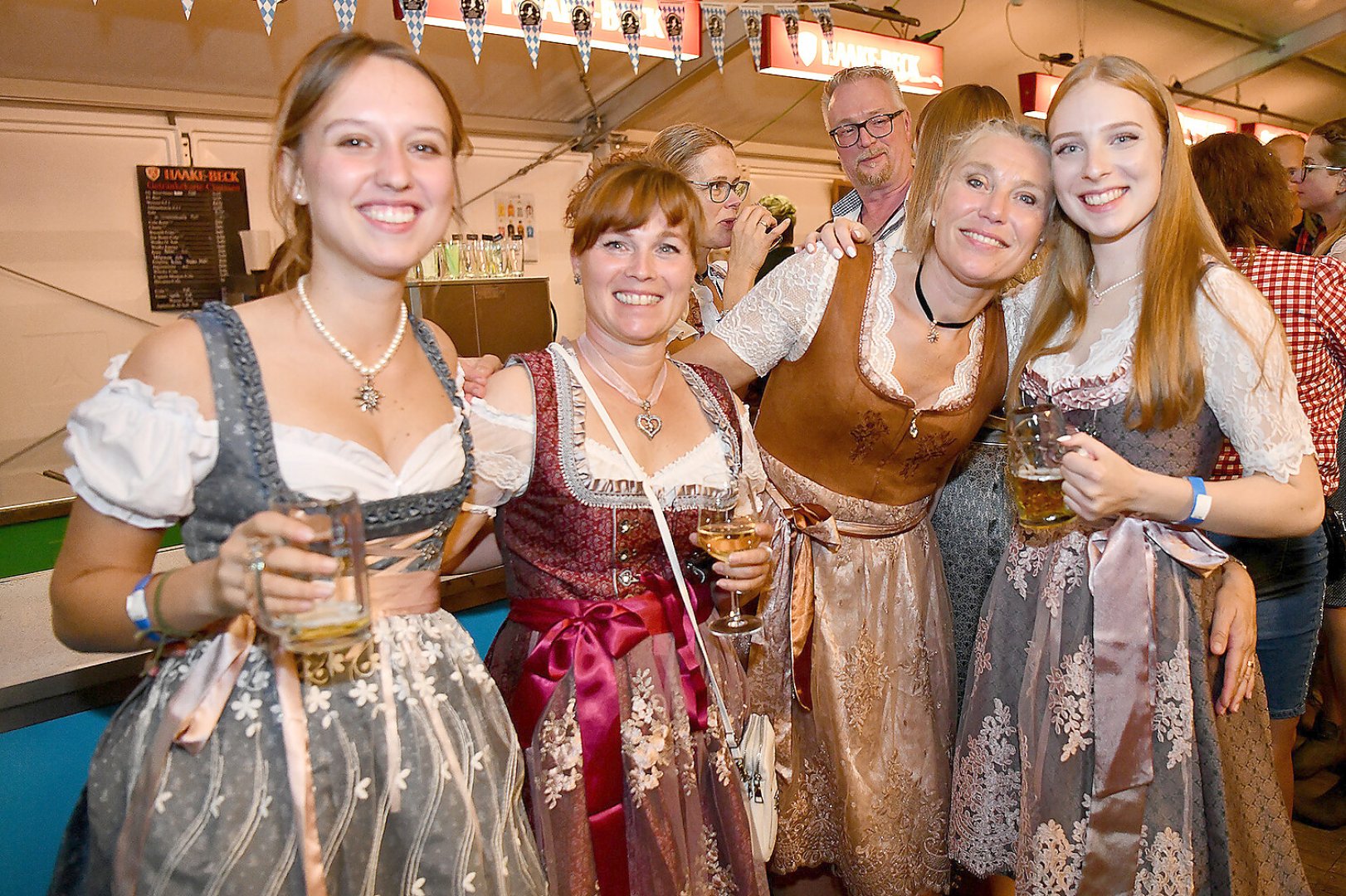 Stimmung bei Oktoberfest in Holtland steigt - Bild 124