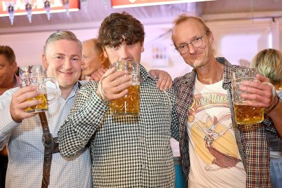 Stimmung bei Oktoberfest in Holtland steigt - Bild 125