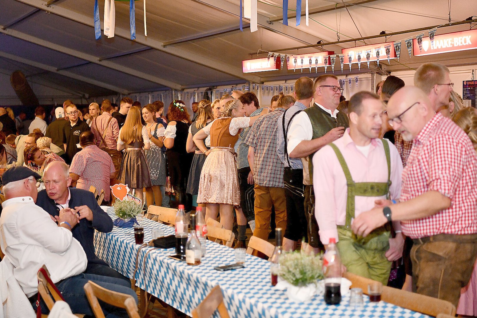 Stimmung bei Oktoberfest in Holtland steigt - Bild 126