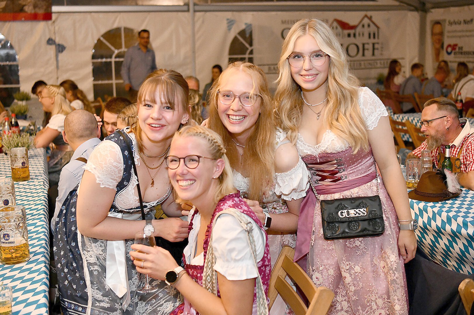 Stimmung bei Oktoberfest in Holtland steigt - Bild 128