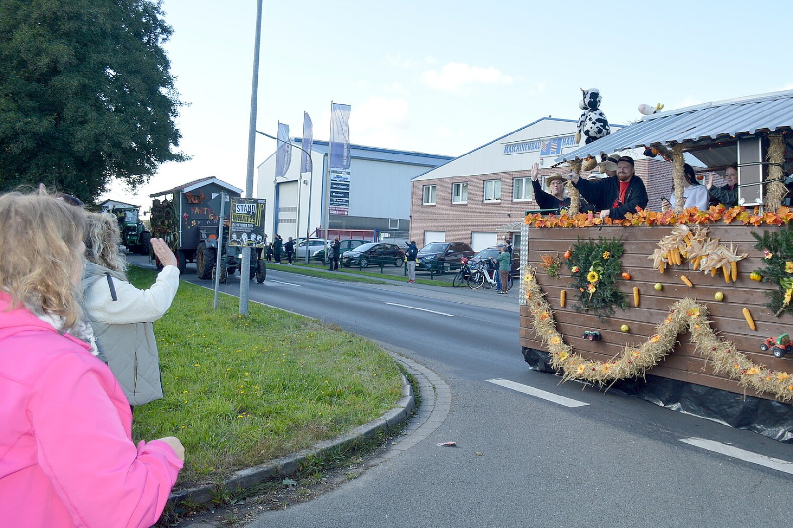 79 Wagen bei Ernteumzug in Völlenerkönigsfehn - Bild 5