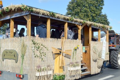 79 Wagen bei Ernteumzug in Völlenerkönigsfehn - Bild 19