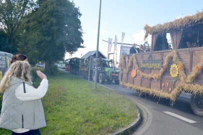 79 Wagen bei Ernteumzug in Völlenerkönigsfehn - Bild 24