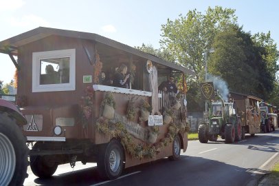 79 Wagen bei Ernteumzug in Völlenerkönigsfehn - Bild 39