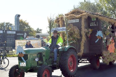 79 Wagen bei Ernteumzug in Völlenerkönigsfehn - Bild 46