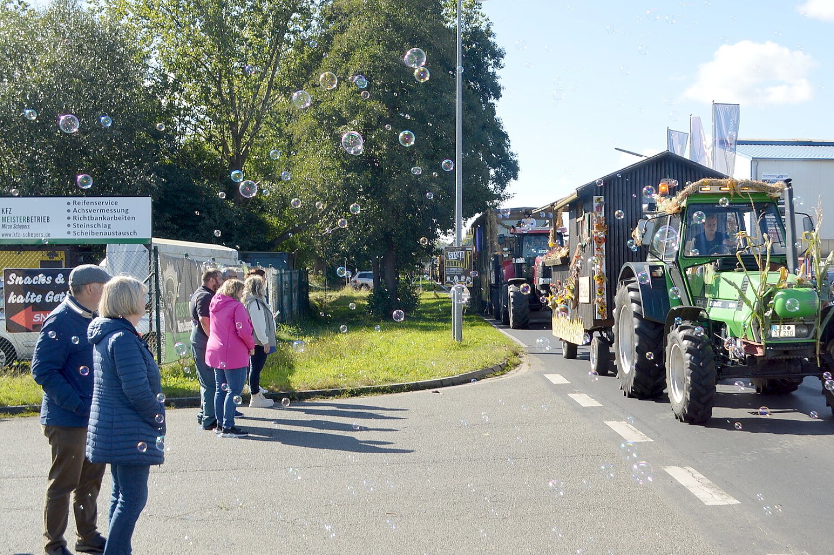 79 Wagen bei Ernteumzug in Völlenerkönigsfehn - Bild 70