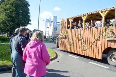 79 Wagen bei Ernteumzug in Völlenerkönigsfehn - Bild 75