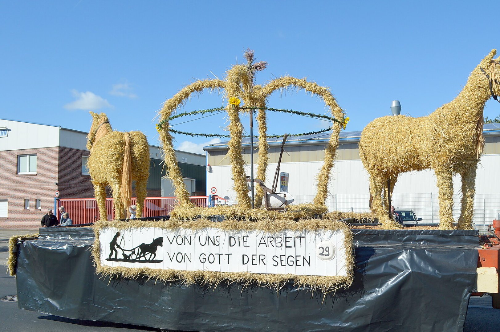 79 Wagen bei Ernteumzug in Völlenerkönigsfehn - Bild 81