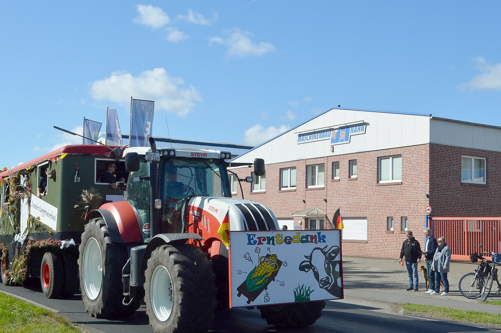 79 Wagen bei Ernteumzug in Völlenerkönigsfehn - Bild 87