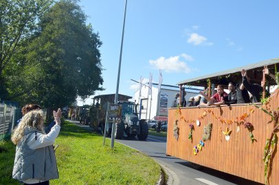 79 Wagen bei Ernteumzug in Völlenerkönigsfehn - Bild 101