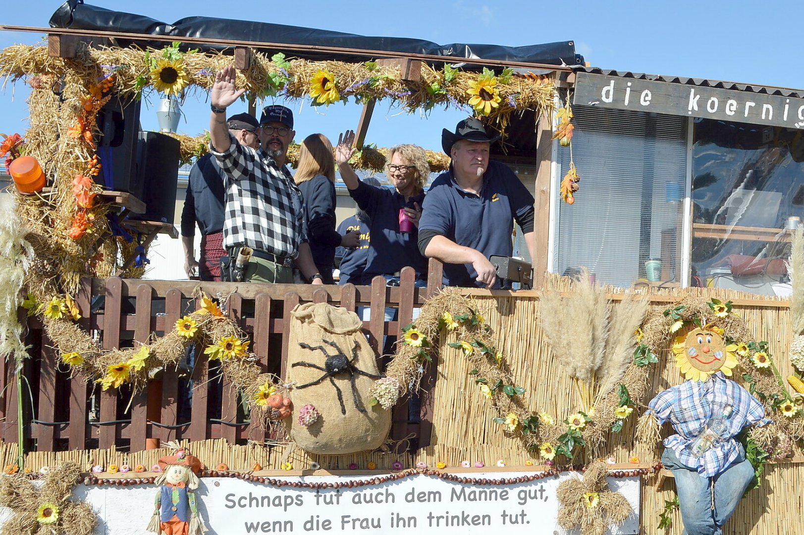 79 Wagen bei Ernteumzug in Völlenerkönigsfehn - Bild 103