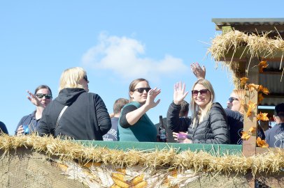 79 Wagen bei Ernteumzug in Völlenerkönigsfehn - Bild 109