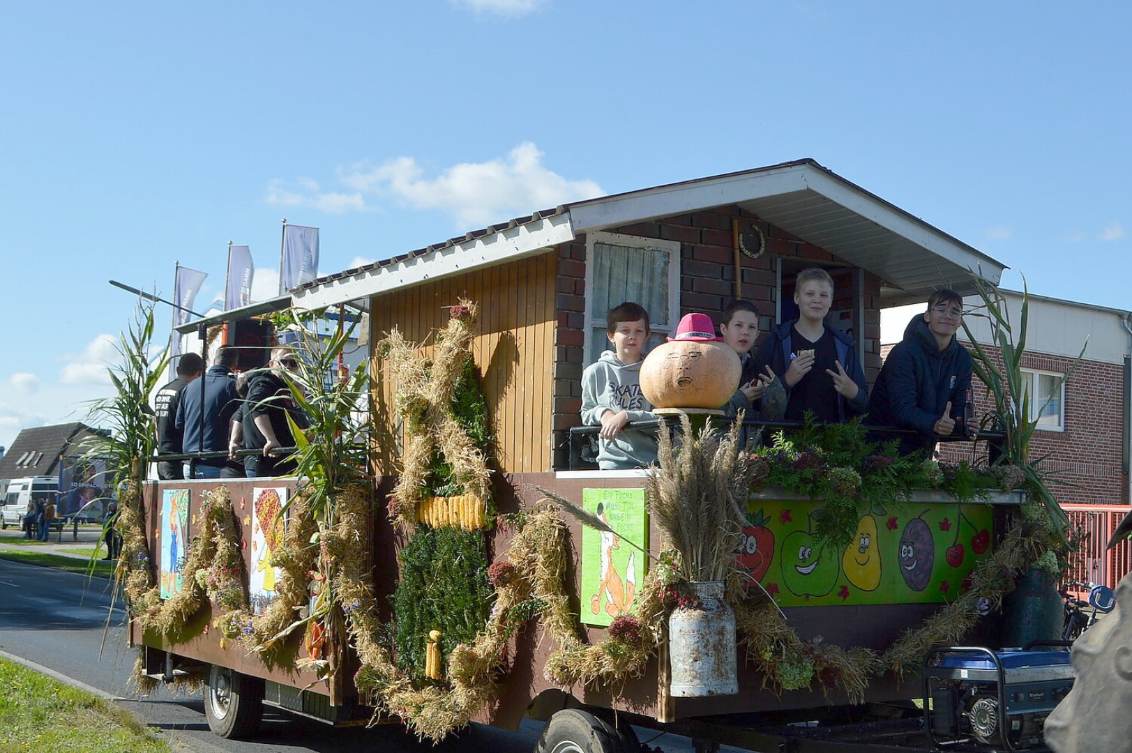 79 Wagen bei Ernteumzug in Völlenerkönigsfehn - Bild 118