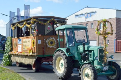 79 Wagen bei Ernteumzug in Völlenerkönigsfehn - Bild 124