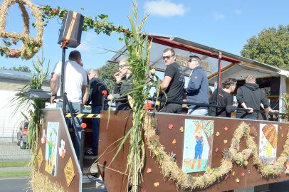 79 Wagen bei Ernteumzug in Völlenerkönigsfehn - Bild 156